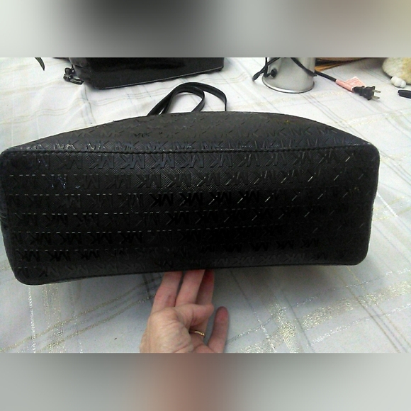 AMAZING MICHAEL KORS TOTE BAG MONOGRAM BLACK INTERIOR ADJ. STRAPS LARGE FAB COND - Picture 2 of 9